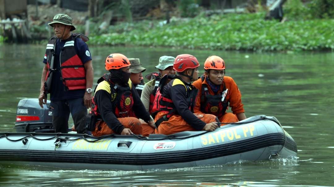 Petugas BPBD Surabaya melanjutkan pencarian di Sungai Brantas, Surabaya, Senin 26 Juni 2023. (Foto: Fariz Yarbo/Ngopibareng.id)