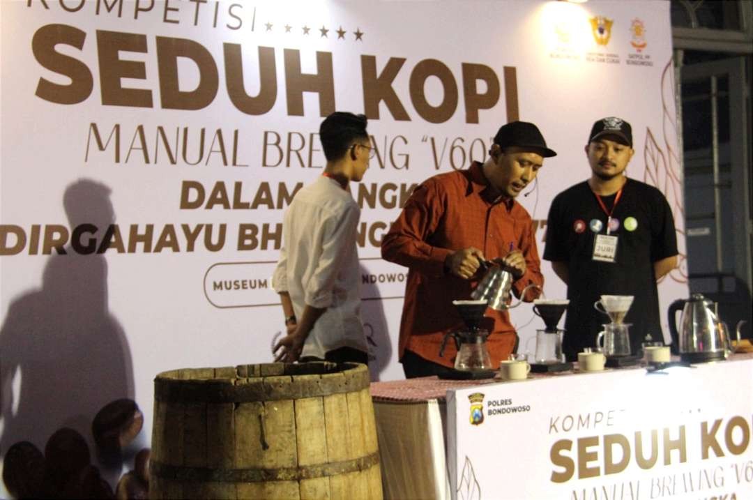 Kompetisi Seduh Kopi 2023 digelar Polres Bondowoso diharapkan menggaungkan lagi branding Bondowoso Republik Kopi (BRK) di sektor kopi.(foto: Guido/ngopibareng.id)