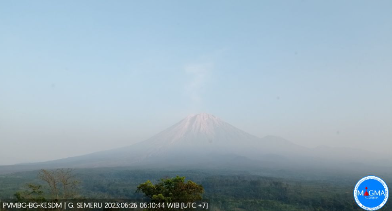 Gunung Semeru dilaporkan mengalami tiga kali gempa erupsi, dalam pengamatan antara pukul 00.00 hingga 06.00 WIB, Senin 26 Juni 2023, hari ini. (Foto: Magma ESDM)