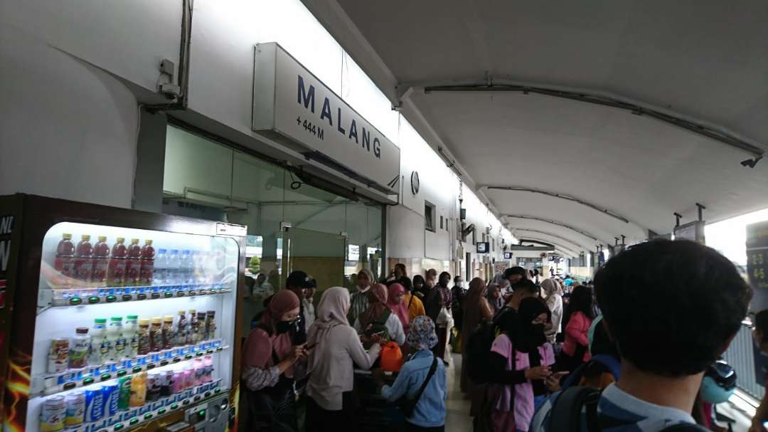 Suasana penumpang di Stasiun Kereta Api Kota Malang. (Foto: Dyah Ayu Pitaloka/Ngopibareng.id)