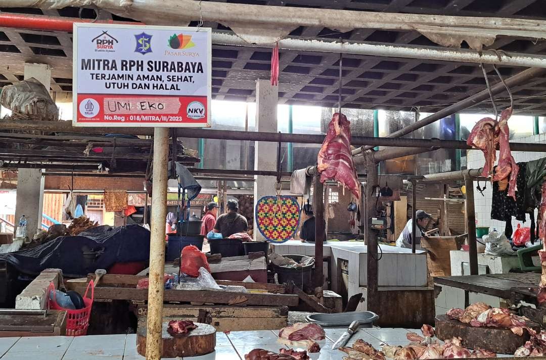 Penjual daging di Pasar Pucang, Surabaya yang mengatakan harga daging mulai alami kenaikan. (Foto: Pita Sari/Ngopibareng.id)