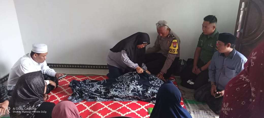 Anggota Polsek dan Koramil Laren serta tenaga medis sedang memeriksa mayat korban disaksikan keluarganya (Foto: Istimewa)