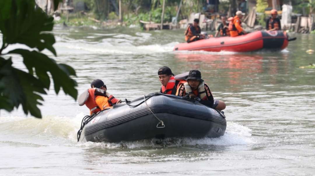 Petugas saat melakukan proses pencarian balita tenggelam di Sungai Brantas, Surabaya, Senin 26 Juni 2023. (Foto: Fariz Yarbo/Ngopibareng.id)