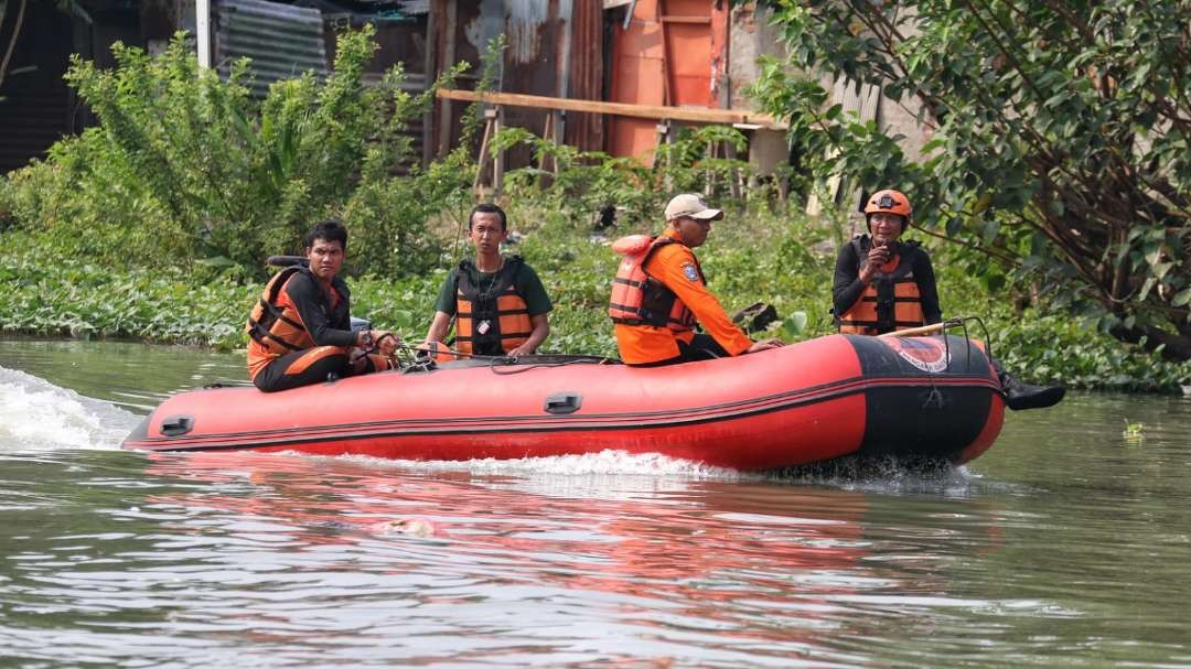 Tim SAR Gabungan saat melakukan pencarian balita tenggelam di Sungai Brantas, Surabaya, Senin 26 Juni 2023. (Foto: Fariz Yarbo/Ngopibareng.id)