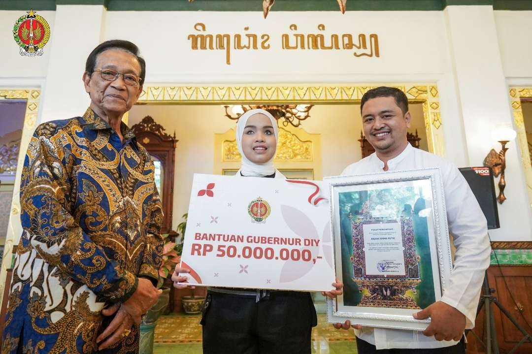 Putri Ariani dapat penghargaan dan uang dari Gubernur DIY, Sri Sultan Hamengku Buwono X, Senin 26 Juni 2023. (Foto: Twitter Humas Pemda DIY)