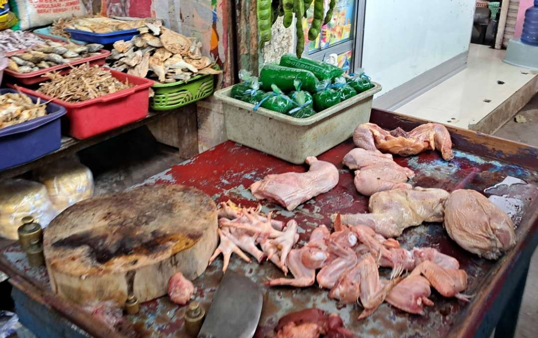 Harga daging ayam yang saat ini melambung tinggi di pasaran. (Foto: Pita Sari/Ngopibareng.id)