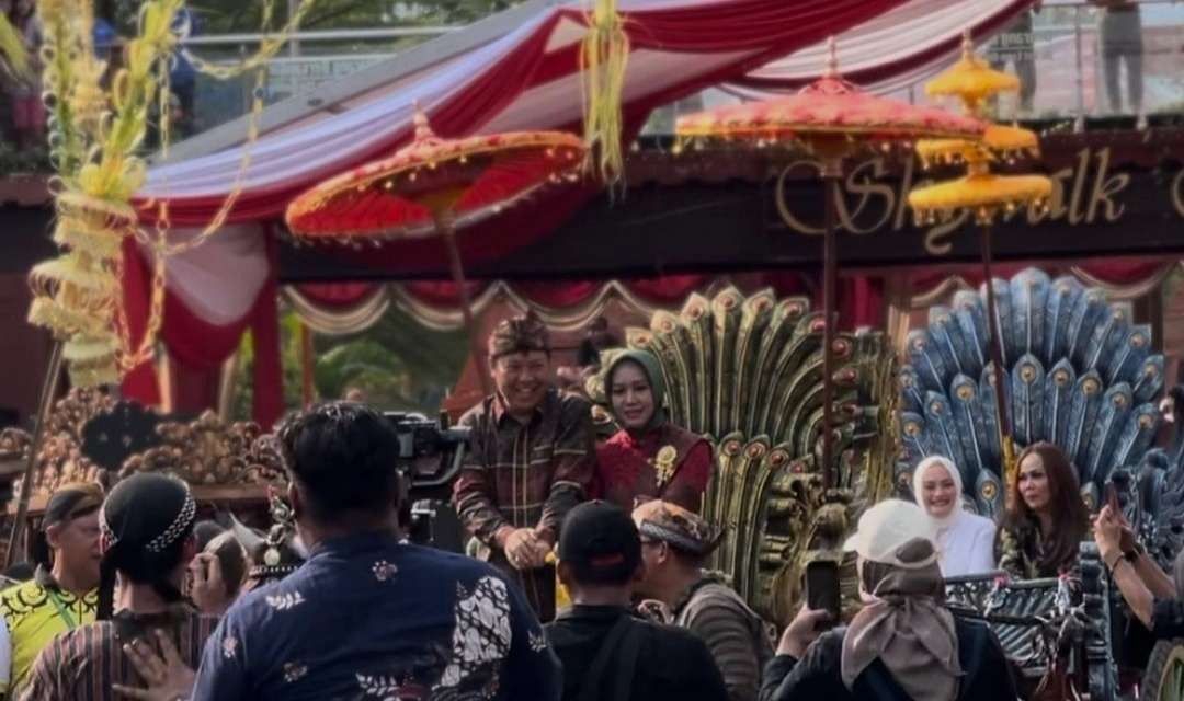 Kirab Budaya Mojo Bangkit sedot perhatian masyarakat di Kota Mojokerto. (Foto: Deni Lukmantara/Ngopibareng.id)