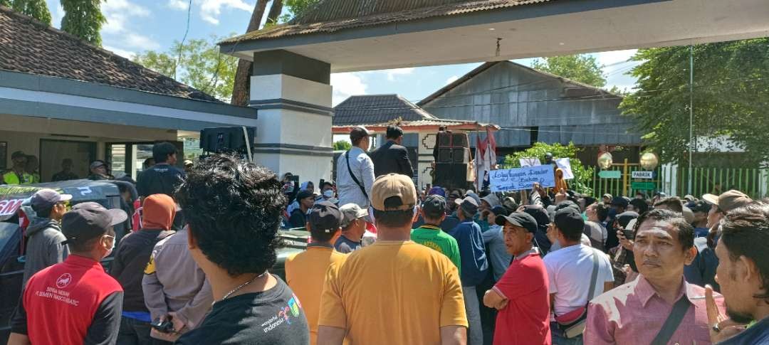 Sejumlah warga yang tergabung dari dua wilayah Kota dan Kabupaten Kediri berunjuk rasa mendatangi kantor pabrik gula Pesantren baru (Fendi Lesmana/ngopibareng.id)