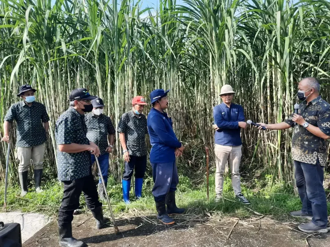 PG Pesantren sedang berdiskusi dengan petani yang berada di wilayah Kota Pesantren. (Foto: Dokumentasi PG Pesantren)
