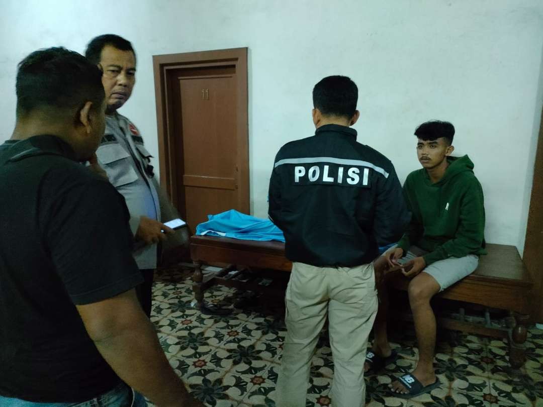 Petugas dari Polsek Tuban Kota saat melakukan identifikasi di lokasi kejadian (Foto: dok. Polsek Tuban)