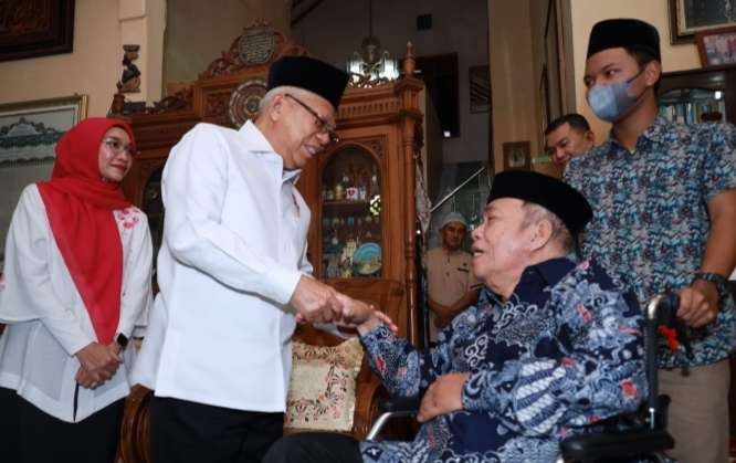 Wakil Presiden K.H. Ma'ruf Amin beserta Ibu Hj. Wury Ma'ruf Amin  berkunjung ke kediaman K.H. Madani MA, di Yogyakarta ( foto: Setwapres)