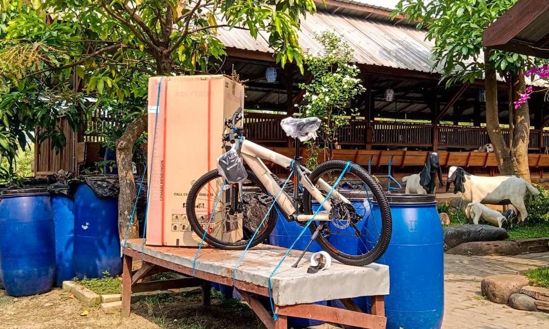 Sepeda gunung dan kulkas. Hadiah untuk pemenang undian pembeli kambing di Sidoarjo (foto : Aini/Ngopibareng.id)