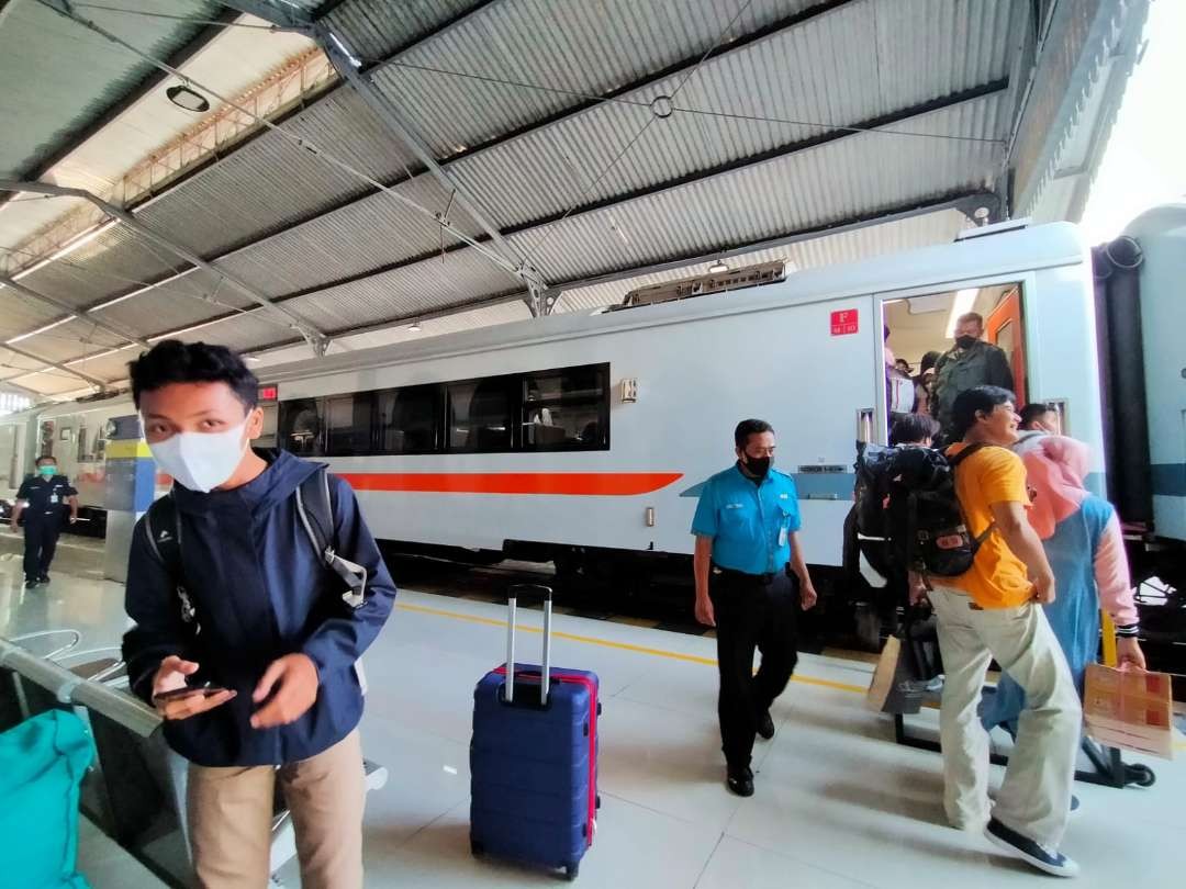 Para penumpang kereta api di Stasiun Probolinggo menjelang liburan Idul Adha dan cuti bersama. (Foto: Ikhsan Mahmudi/Ngopibareng.id)