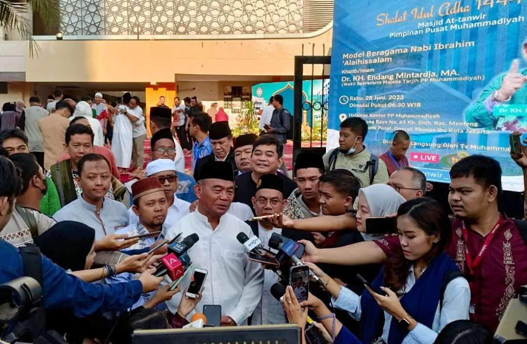 Menko PMK Muhadjir Effendy dikerumuni wartawan seusai menunaikan salat Idul Adha di halaman Gedung PP Muhammadiyah, Mentang, Jakarta, Rabu 28 Juni 2023. (Foto: ANO/Ngopibareng.id)