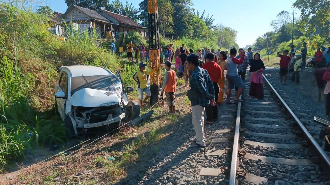 Posisi kendaraan korban usai tertabrak kereta api Sritanjung di Lingkungan/Kelurahan Klatak, Kecamatan Kalipuro, Banyuwangi, Rabu 28 Juni 2023. (Foto: Istimewa)