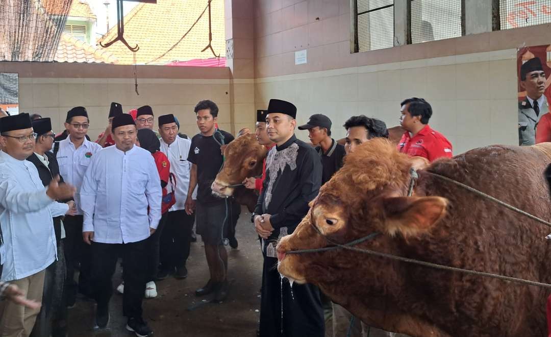 Walikota Surabaya, Eri Cahyadi saat meninjau pemotongan hewan kurban di RPH Surabaya. (Foto: Pita Sari/Ngopibareng.id)
