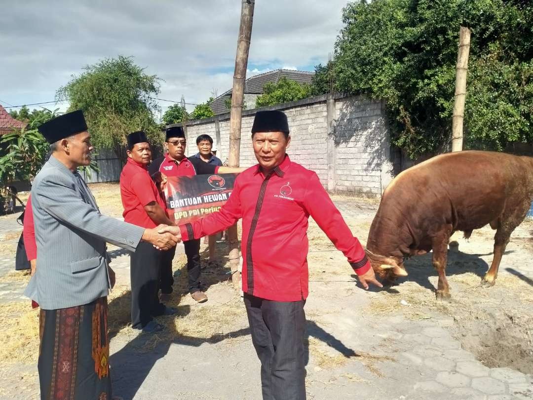 Ketua DPC PDI Perjuangan Kabupaten Kediri, Murdi Hantoro menyerahkan bantuan satu ekor sapi pemberian DPD PDI-Perjuangan Jatim untuk Masjid Ismail Kecamatan Papar. (Foto: Istimewa)