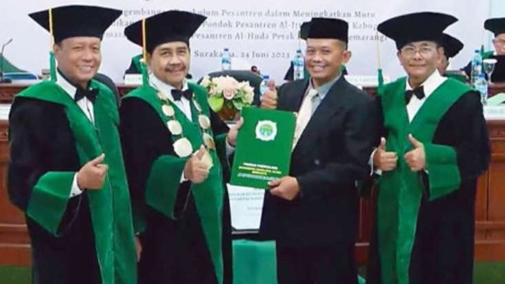 Universitas Nahdlatul Ulama (UNU) Surakarta kembali melahirkan doktor baru. Ujian terbuka promosi doktor ke-15 dan ke-16 UNU Surakarta dipimpin langsung Rektor UNU Surakarta Dr. H. A. Mufrod Teguh Mulyo. (Foto: unu-solo)