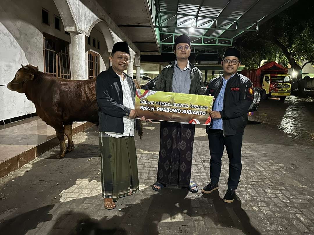 Menteri Pertahanan sekaligus Ketua Umum Partai Gerindra, Prabowo Subianto menyerahkan tiga ekor sapi di Ponpes Lirboyo dan Ngasinan Kediri, Jawa Timur. (Foto: Istimewa)