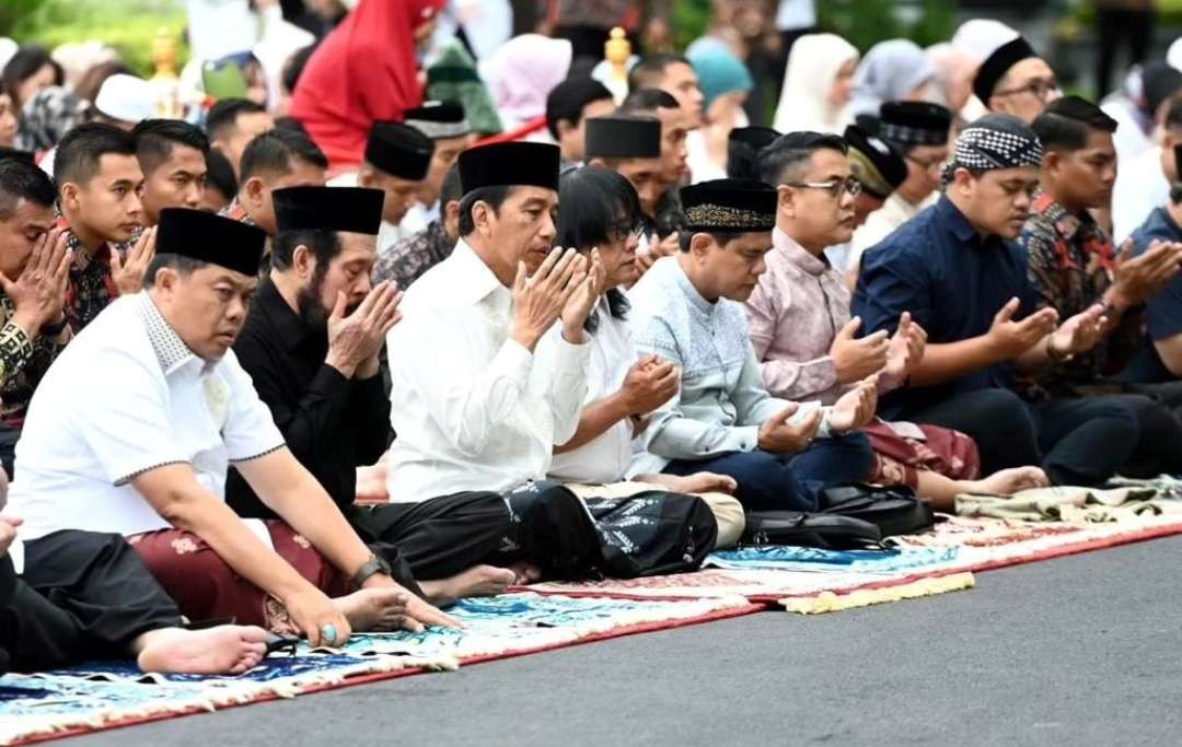 Presiden Jokowi menunaikan ibadah salat Idul Adha di halaman Istana Kepresidenan Yogyakarta, Kamis 29 Juni 2023. (Foto: Instagram)