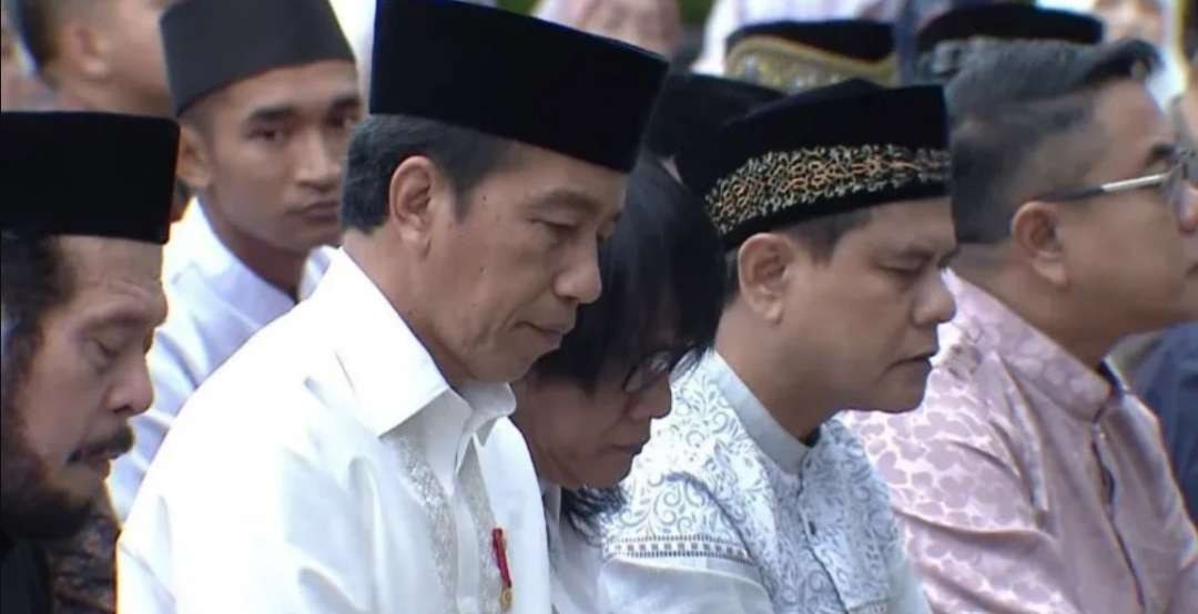 Presiden Jokowi saat melaksanakan salat Idul Adha di Halaman Istana Kepresiden Yogyakarta, Kamis, 29 Juni 2023. (Foto: Antara)