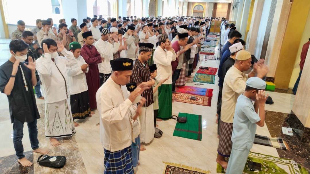 Jamaah mengikuti salat Idul Adha di Masjid Agung Al-Akbar, Surabaya, Kamis 29 Juni 2023. (Foto: Fariz Yarbo/Ngopibareng.id)
