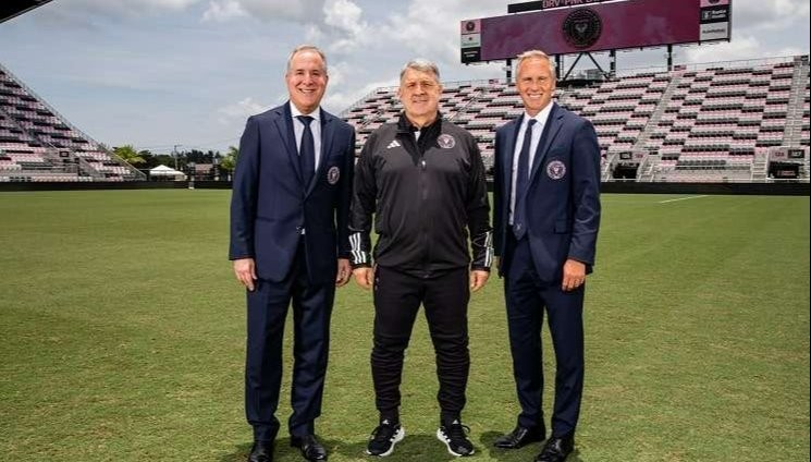 Mantan pelatih Barcelona, Gerardo 'Tata' Martino (tengah) resmi jadi pelatih baru Inter Miami di MLS 2023/2024. (Foto: Twitter)