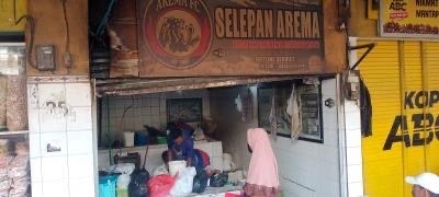Usaha penggilingan daging di Pasar Besar Kota Malang (Foto: Lalu Theo/Ngopibareng.id)