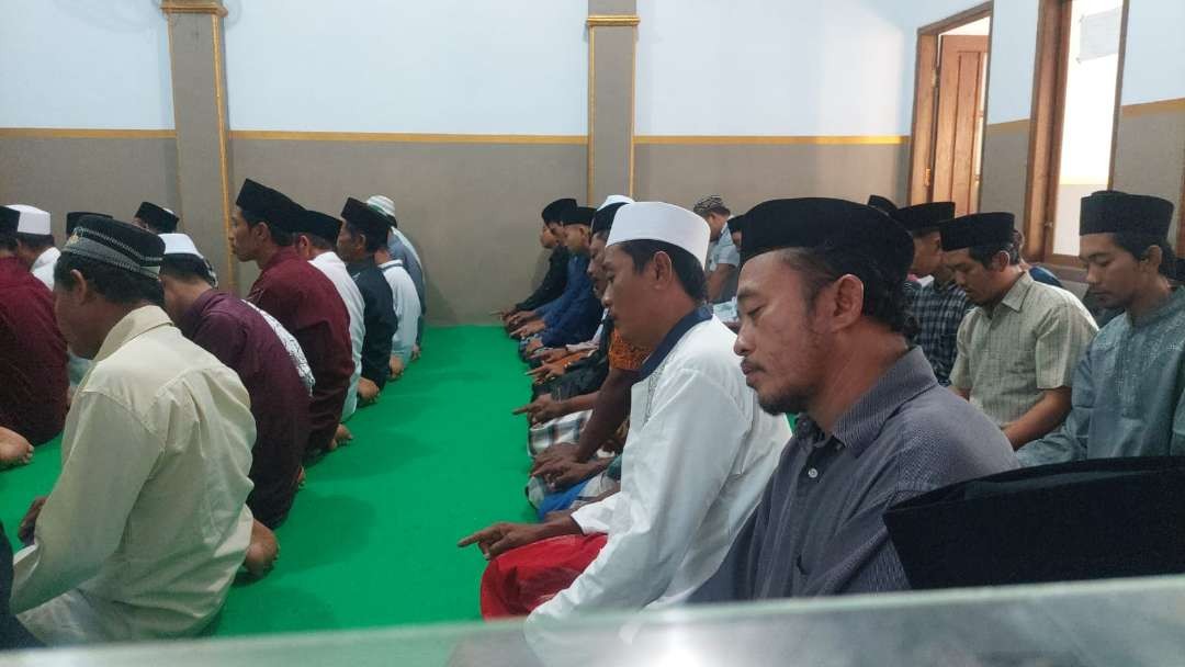 Jamaah Aboge di Desa/Kecamatan Leces, Kabupaten Probolinggo saat salat Idul Adha. (Foto: Ikhsan Mahmudi/Ngopibareng.id)