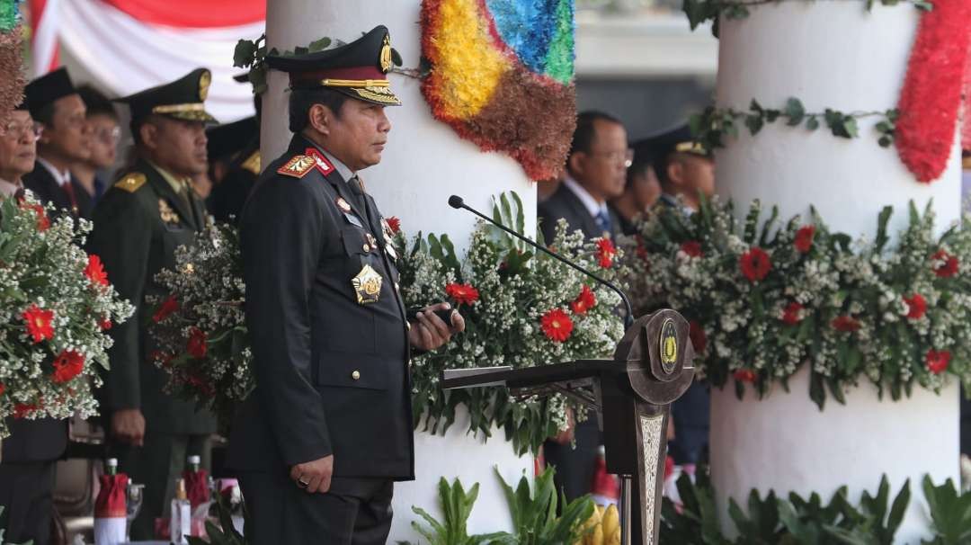 Kapolda Jatim, Irjen Pol Toni Harmanto saat menjadi inspektur upacara pada peringatan Hari Bhayangkara ke-77 di Gedung Negara Grahadi, Surabaya, Sabtu 1 Juli 2023. (Foto: Fariz Yarbo/Ngopibareng.id)