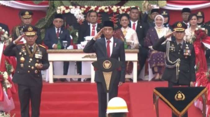 Presiden Jokowi menjadi Inspektur Upacara Hari Bhayangkara ke-77 di Stadion GBK Jakarta. (Foto: Setpres)