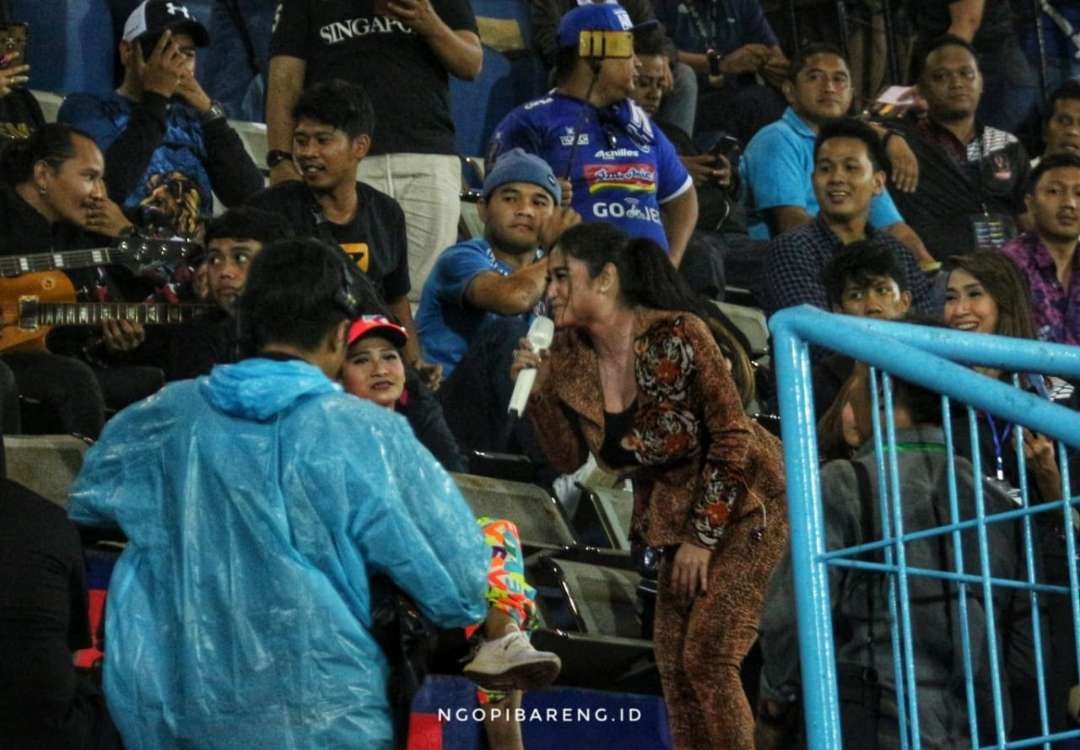 Dewi Perssik juga tampil mengisi acara penutupan Piala Presiden 2019 di Stadion Kanjuruhan, Malang, Jumat, 12 April 2019. (Foto: dok/ngopibareng.id)