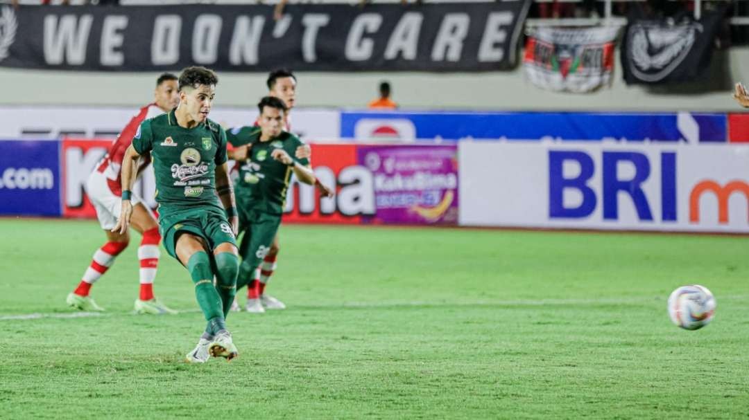 Pemain Persebaya, Bruno Moreira saat melakukan eksekusi penalti dalam laga melawan Persis Solo di Stadion Manahan, Solo, Sabtu 1 Juli 2023 malam. (Foto: Persebaya)