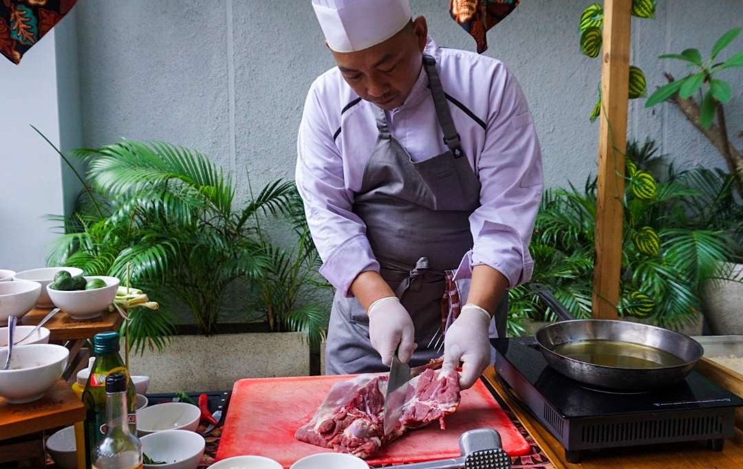 Chef danu saat mengolah daging kambing agar tidak bau prengus. (Foto: Aini Arifin/Ngopibareng.id)