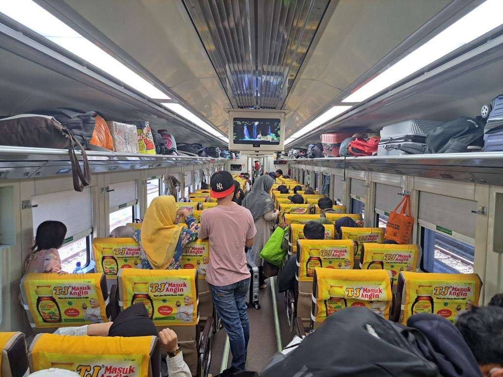 Sebanyak 126.570 penumpang menaiki kereta api jarak jauh dari wilayah Daop 8 Surabaya, selama masa libur Idul Adha, Senin 26 Juni hingga Minggu 1 Juli 2023. (Foto: Dok PT KAI Daop Surabaya)