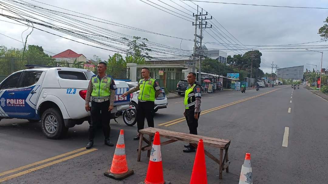 Polisi mengalihkan arus lalu lintas di simpang tiga farly untuk mengurai antrean kendaraan di sekitar Pelabuhan Ketapang Banyuwangi. (Foto: Istimewa)