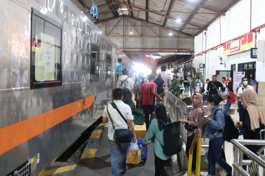 Suana kepadatan penumpang saat libur Idul Adha kemarin di Stasiun Blitar. (Foto: KAI)
