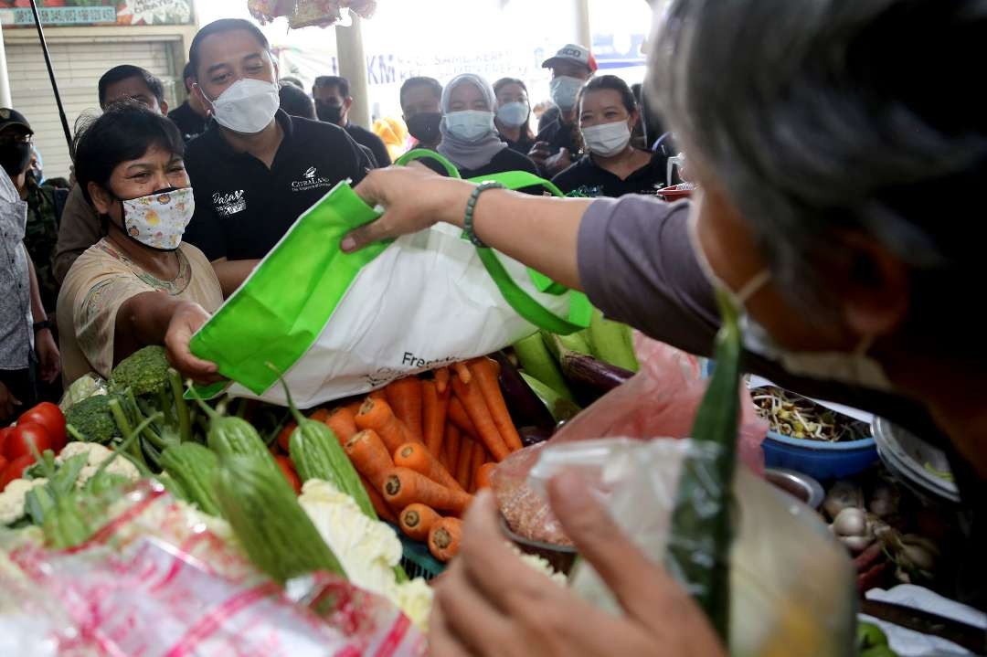 Ilustrasi penggunaan kantong ramah lingkungan untuk belanja di pasar di Kota Surabaya. (Foto: Ist)