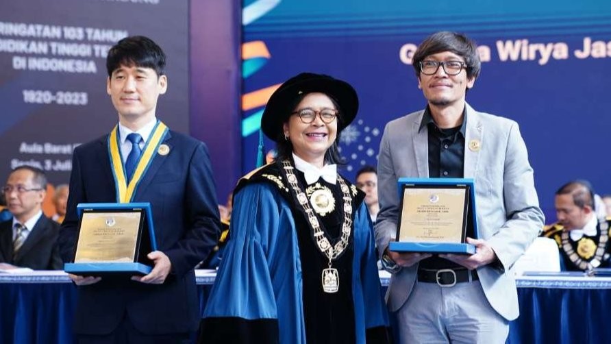 Gempur Adi Pambrasto, putra sulung Dubes Heri mewakili menerima penghargaan secara langsung dari Rektor ITB Prof. Reini Wirahadikusumah di Aula Barat ITB, Senin, 3 Juli 2023. (Foto: Dokumentasi pribadi)