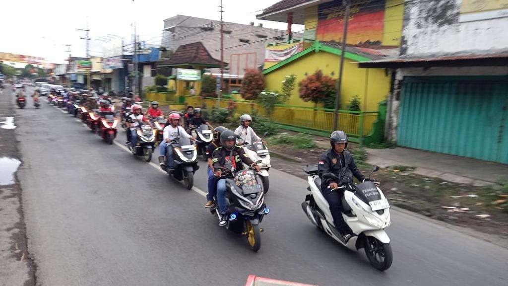 Para pengguna PCX di Jember berkeliling Kota Jember. (Foto: MPM Honda Jatim)