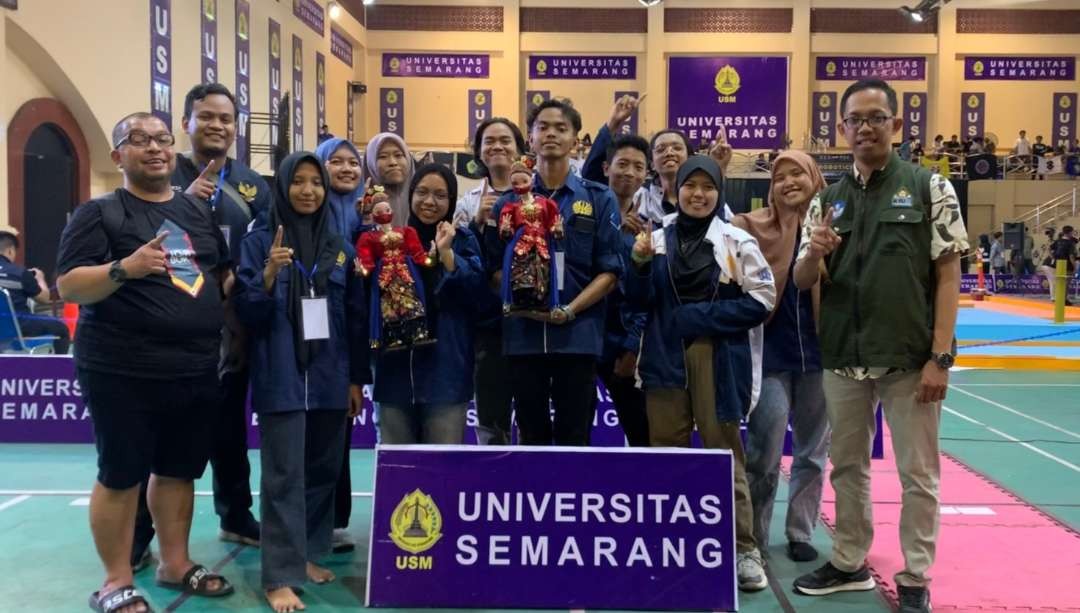 Tim robot Fakultas Teknik (FT) Universitas Negeri Surabaya (Unesa) menjuarai kontes robot tingkat Nasional. (Foto: Istimewa)