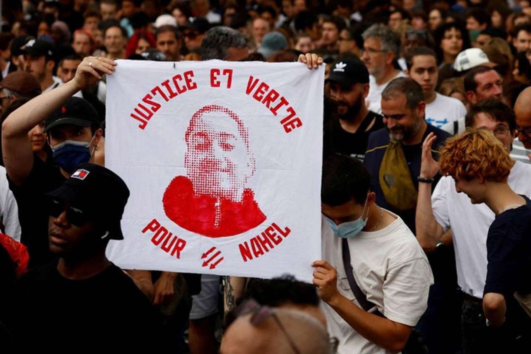Orang-orang mengikuti pawai sebagai penghormatan kepada Nahel, seorang remaja berusia 17 tahun yang dibunuh oleh seorang polisi Prancis, di Nanterre, pinggiran kota Paris, Prancis, 29 Juni 2023. (Foto: reuters)