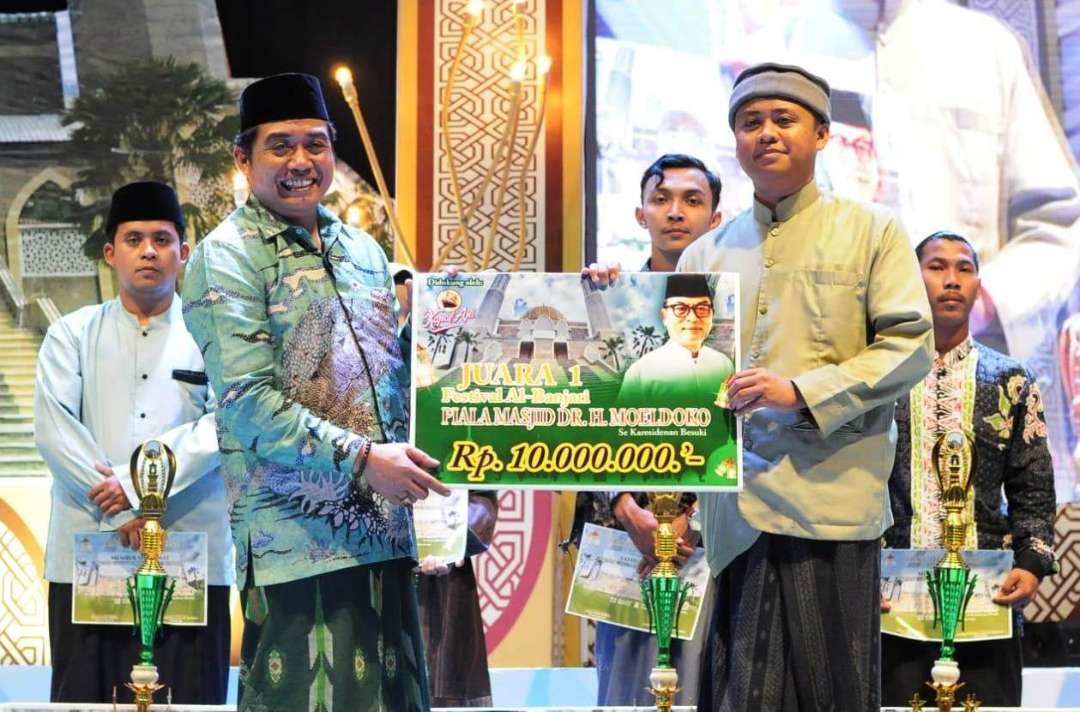 Penyerahan hadiah bagi para pemenang Festival Al-Banjari (foto: istimewa)