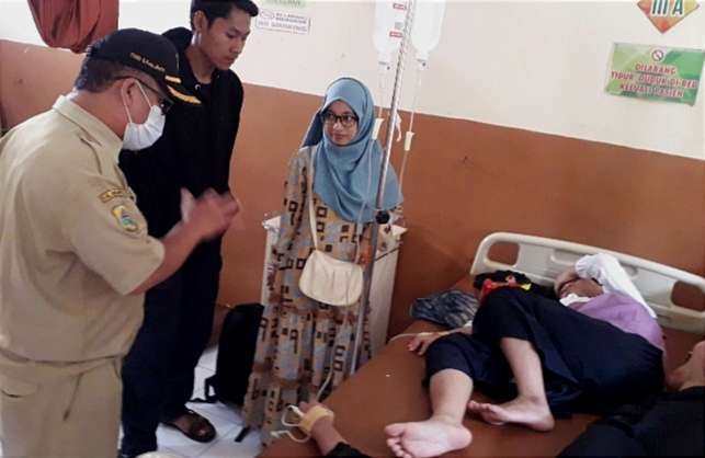 Kabid P2P Dinkes Bondowoso, Tuhu Suryono meninjau santri ponpes mengalami diare rawat inap di puskesmas.(foto:guido/ngopibareng.id)