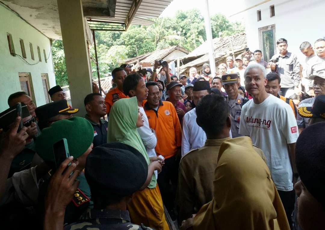 Gubernur Jawa Tengah Ganjar Pranowo saat mengunjungi rumah warga terdampak Gempa Bantul di Desa Pagedangan, Kecamatan Adiwerna, Kabupaten Tegal. (Foto: Ist)
