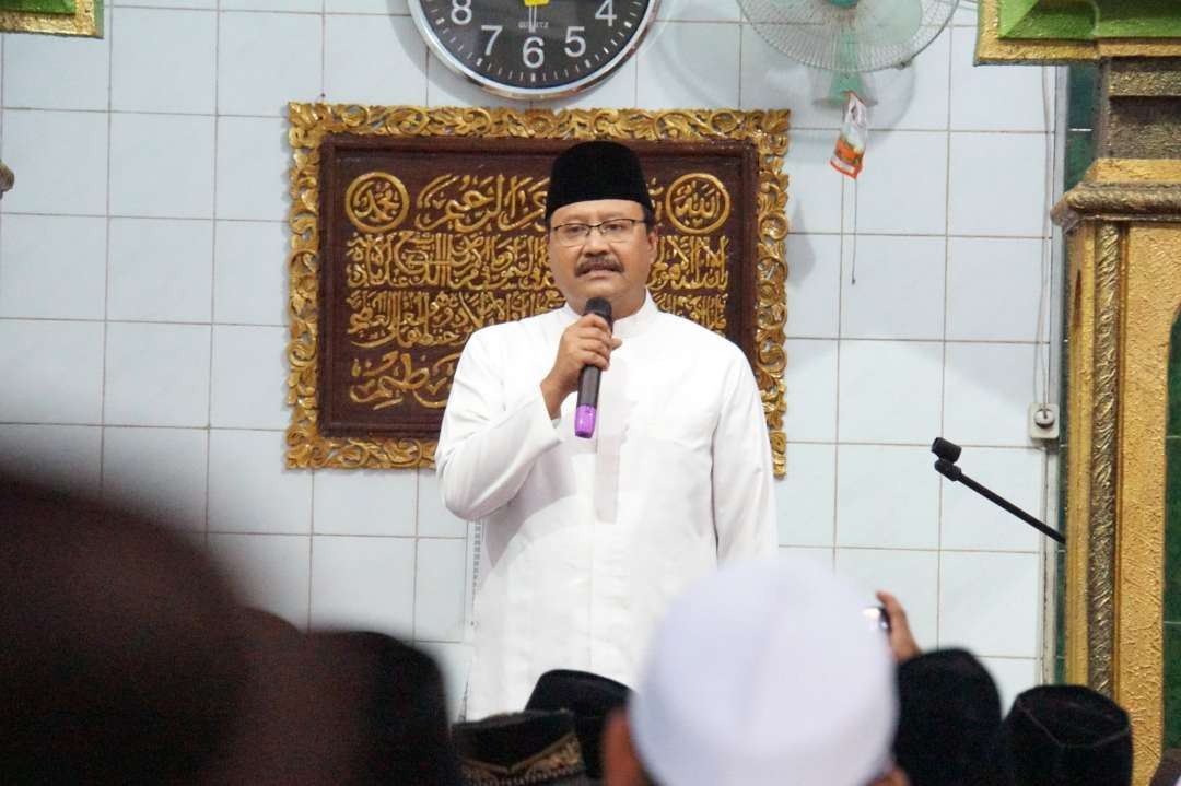 Sebelum dilaksanakannya salat, Walikota Pasuruan berkesempatan memberikan sambutan kepada jemaah salat Idul Adha. (Foto: Humas Pemkot Pasuruan)