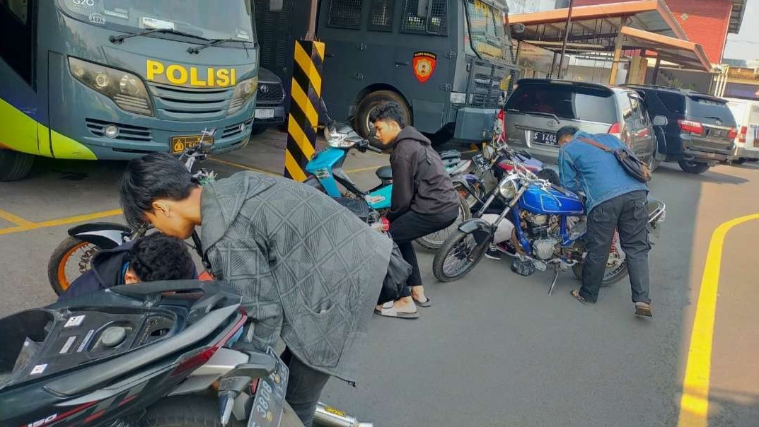 Pelanggar lalu lintas yang tertangkap Polres Mojokerto Kota dipaksa bongkar kendaraan.(Foto dokumen Satlantas)