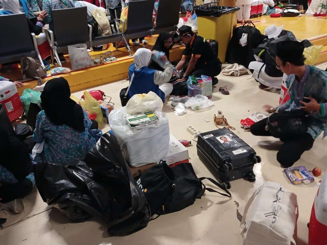 Barang-barang jemaah haji Indonesia yang melebihi kapasitas disita petugas. (Foto: Witanto/Ngopibareng.id)