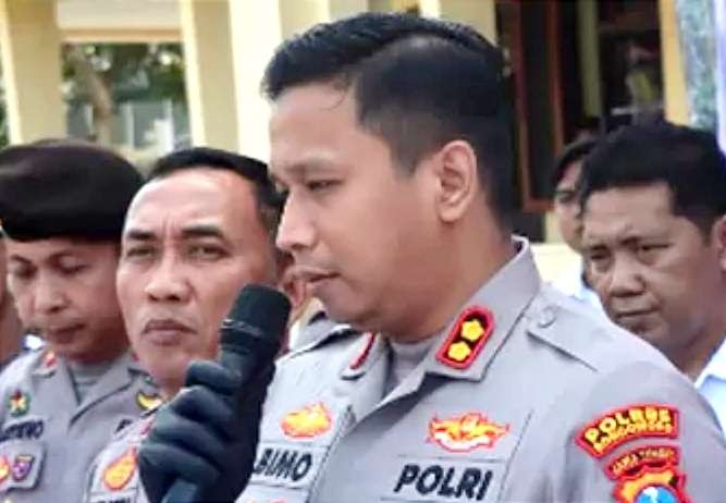 Kapolres Bondowoso AKBP Bimo Ariyanto menjelaskan polisi mengambil sampel sisa makanan untuk uji laboratorium forensik guna mengungkap penyebab 102 santri alami diare bersamaan. (Foto:guido/ngopibareng.id)