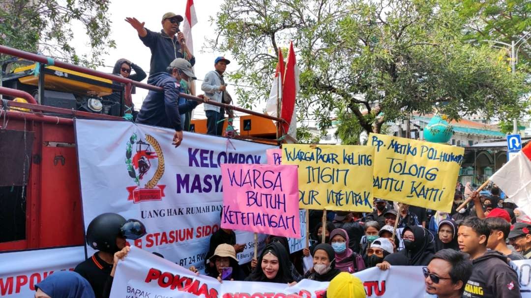 Warga penghuni tanah KAI saat melakukan aksi di PT KAI Daop 8 Surabaya, Selasa 4 Juli 2023. (Foto: Fariz Yarbo/Ngopibareng.id)